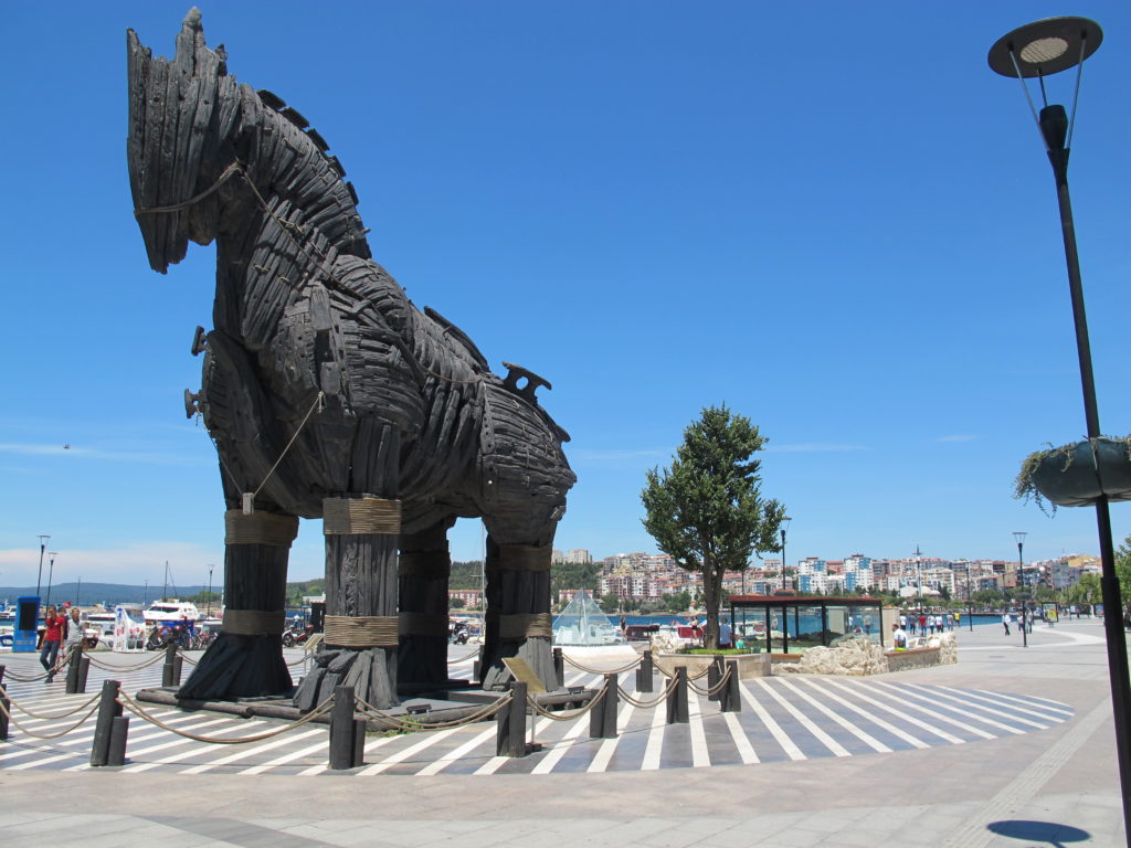 Den Trojanske Hest står på havnepromenaden i Canakkale. Hesten er en "statist" fra filmen af samme navn og en gave fra filmselskabet. Det antikke Troja ligge lige syd for byen.